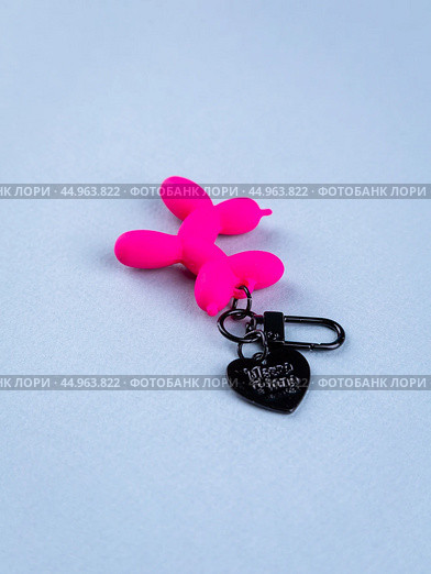 Funny pink dog keychain on desk with stationery. Стоковое фото, фотограф Виталий Сова / Фотобанк Лори