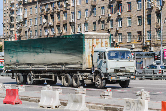 Фура на проспекте Мира. Москва (2012 год). Редакционное фото, фотограф Алёшина Оксана / Фотобанк Лори