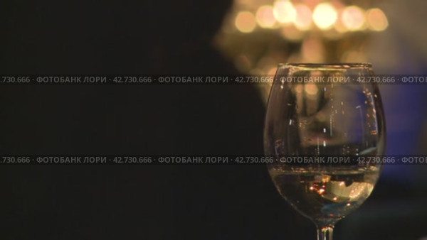 Фуршет, посуда, бокалы, люди  buffet table, dishes, glasses, people. Стоковое видео, видеограф Опока Алексей / Фотобанк Лори