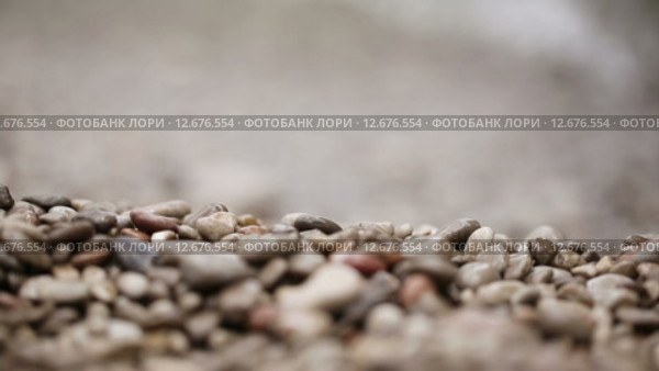 Галька омывается водой. Стоковое видео, видеограф Потийко Сергей / Фотобанк Лори