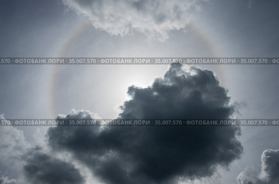 Гало в облачном небе. A halo in a cloudy sky. Стоковое фото, фотограф Евгений Романов / Фотобанк Лори