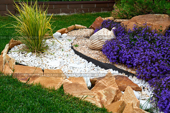 Garden Design. Flowerbed in the yard in landscape design. Стоковое фото, фотограф Евгений Глазунов / Фотобанк Лори