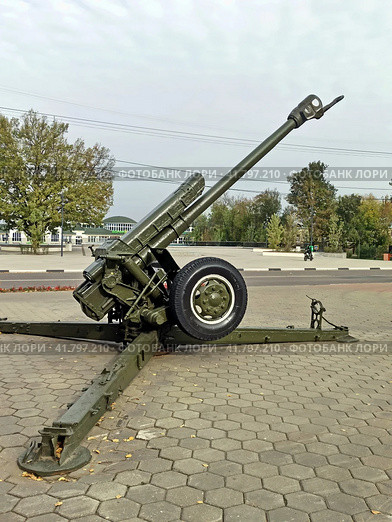 Гаубица в боевом положении с развернутыми станинами , 122-мм гаубица Д-30А (2А18М) в сквере у Мемориального комплекса в Ногинске, Московская область (2023 год). Редакционное фото, фотограф stargal / Фотобанк Лори