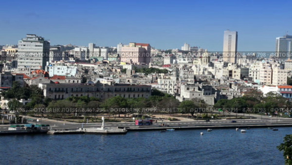Гавана. Вид на Старый город через залив от Морро в крепости (2009 год). Стоковое видео, видеограф Куликов Константин / Фотобанк Лори