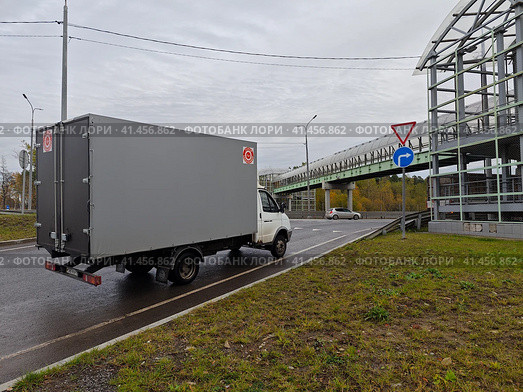 Газель стоит перед знаком Уступи дорогу и движение направо (2023 год). Редакционное фото, фотограф Юлия Зебрева / Фотобанк Лори