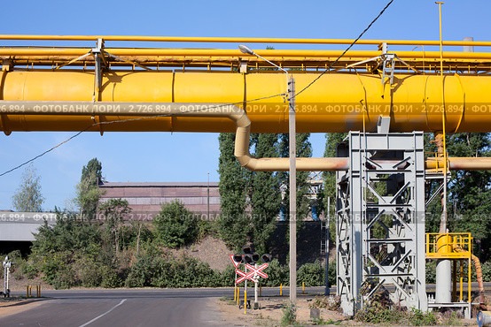 Газопровод высокого давления над дорогой. Стоковое фото, фотограф Кекяляйнен Андрей / Фотобанк Лори