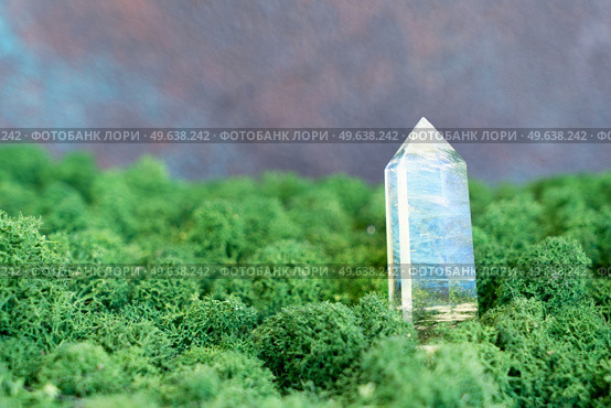 gemstone mineral on mysterious natural forest moss background, quartz crystal close up. Magic healing Reiki Crystal Ritual, Witchcraft, spiritual esoteric practice. Healing crystals on brown background. Стоковое фото, агентство Ingram Publishing / Фотобанк Лори
