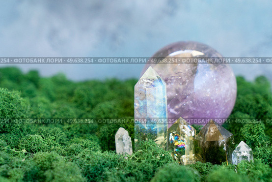 gemstone minerals on mysterious natural forest moss background, quartz, ametist and calcite crystals close up. Magic healing Rock for Reiki Crystal Ritual, Witchcraft, spiritual esoteric practice. Healing crystals on brown background. Стоковое фото, агентство Ingram Publishing / Фотобанк Лори