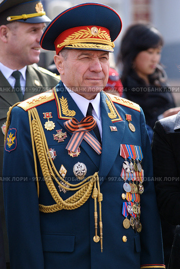 Генерал. 9 мая , чествование ветеранов ВОВ,  Площадь Советов, Улан-Удэ (2009 год). Редакционное фото, фотограф Александр Подшивалов / Фотобанк Лори