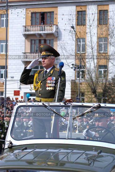 Генерал. 9 мая , чествование ветеранов ВОВ,  Площадь Советов, Улан-Удэ (2009 год). Редакционное фото, фотограф Александр Подшивалов / Фотобанк Лори