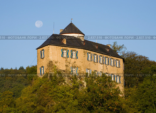 Германия. Альтенау. Замок Burg Are осенним утром. (2011 год). Стоковое фото, фотограф Владимир Чинин / Фотобанк Лори