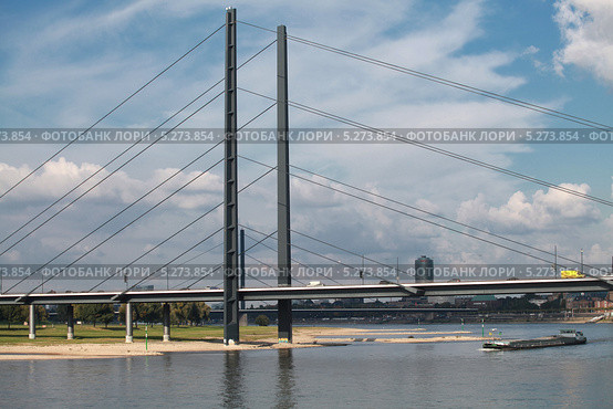 Германия. Дюссельдорф. Мост через Рейн Rheinkniebrücke (2013 год). Редакционное фото, фотограф Александр Тарасенков / Фотобанк Лори