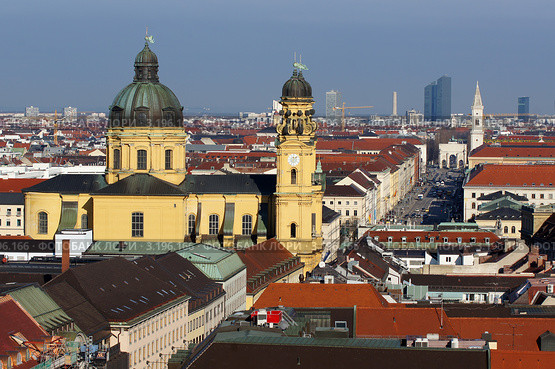 Германия. Мюнхен. Старый город. Вид на церковь Церковь Театинер (Theatinerkirche) со смотровой площадки ратуши (2012 год). Редакционное фото, фотограф Orion34 / Фотобанк Лори