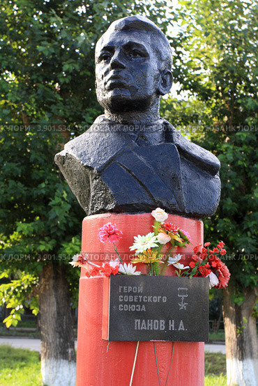 Герой Советского Союза Панов Н.А. Город Ирбит (2012 год). Редакционное фото, фотограф Анатолий Матвейчук / Фотобанк Лори