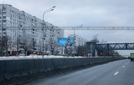 Герой СВО младший лейтенант Артём Романцов на банере в Москве (2024 год). Редакционное фото, фотограф Дмитрий Неумоин / Фотобанк Лори