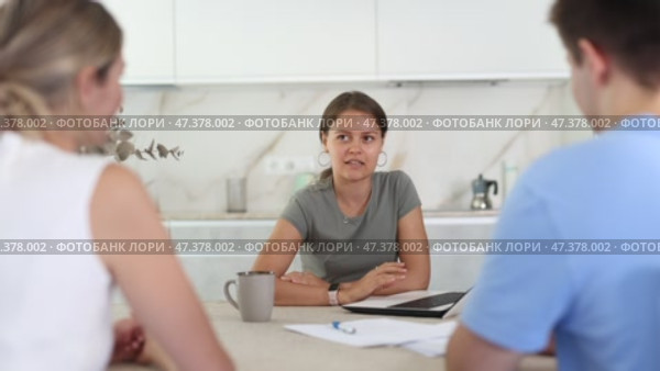 Girl agent agent offers good conditions for insurance or financial loan for spouses. Стоковое видео, видеограф Яков Филимонов / Фотобанк Лори