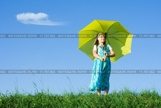 Girl at meadow with umbrella. Стоковое фото, фотограф Ilka Erika Szasz-Fabian / Smarterpix / Фотобанк Лори
