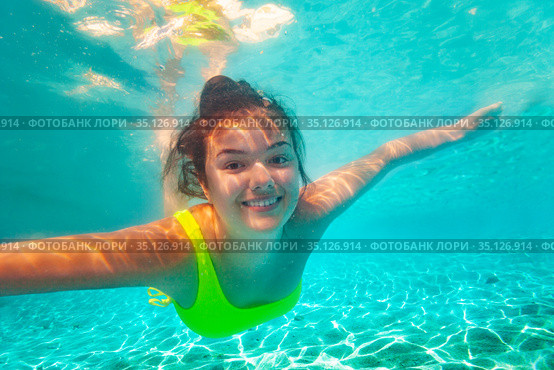Girl calmly swim underwater on in the warm sea. Стоковое фото, фотограф Сергей Новиков / Фотобанк Лори