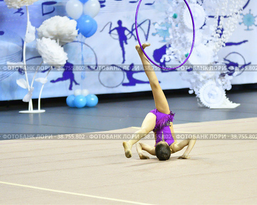 Girl competes in rhythmic gymnastics. Стоковое фото, фотограф Владимир Галкин / Фотобанк Лори
