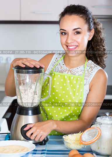 Girl cooking croquettes and using blender. Стоковое фото, фотограф Яков Филимонов / Фотобанк Лори