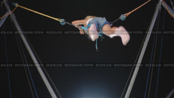 Girl flipping upside down on bungee ride. Стоковое видео, видеограф Данил Руденко / Фотобанк Лори