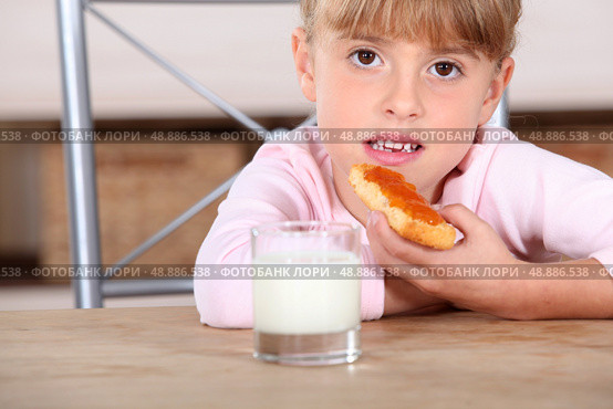 Girl having a snack. Стоковое фото, агентство Ingram Publishing / Фотобанк Лори