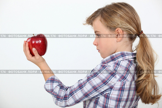 Girl holding an apple. Стоковое фото, агентство Ingram Publishing / Фотобанк Лори