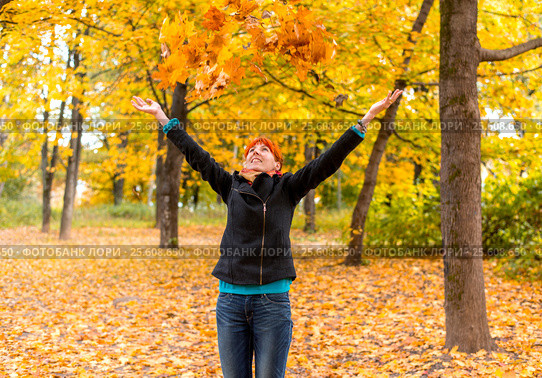 Girl in the autumn forest. Стоковое фото, фотограф Евгений Лосев / Фотобанк Лори