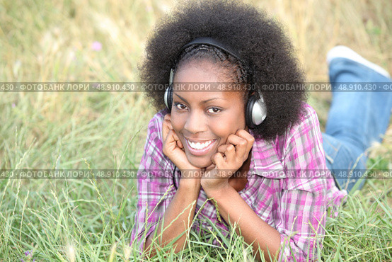 Girl lying in a field. Стоковое фото, агентство Ingram Publishing / Фотобанк Лори