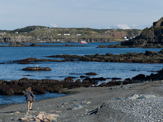 Girl on the beach, Twillingate, North Twillingate Island, Newfoundland And Labrador, Canada (2013 год). Стоковое фото, агентство Ingram Publishing / Фотобанк Лори