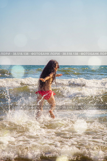 girl playing in sea. Стоковое фото, фотограф Lekcej / Фотобанк Лори