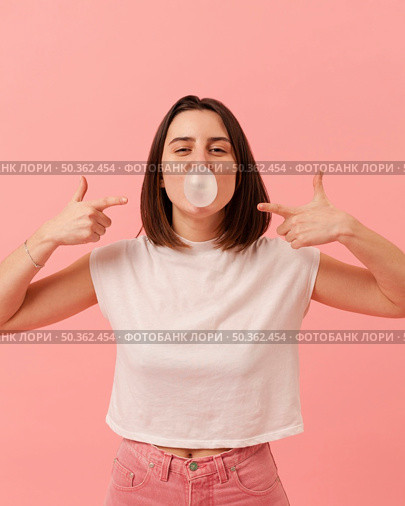 girl pointing bubble gum. Стоковое фото, агентство Ingram Publishing / Фотобанк Лори