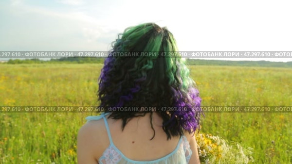 girl walking through a meadow and loops through wildflowers. Стоковое видео, видеограф Алексей Сергеев / Фотобанк Лори