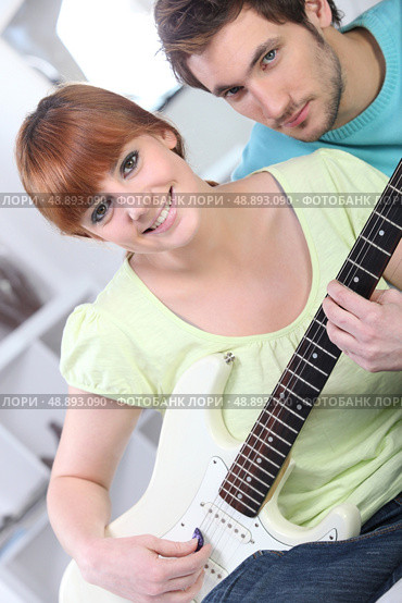 girl with bass and boyfriend. Стоковое фото, агентство Ingram Publishing / Фотобанк Лори