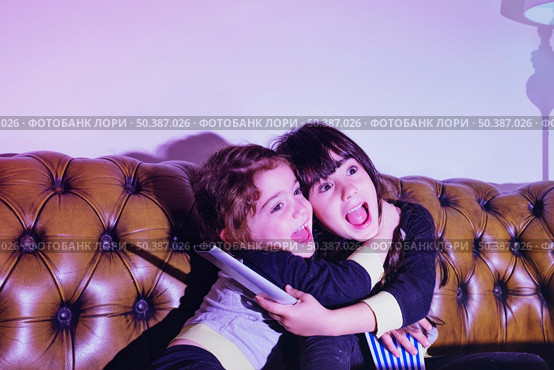 girls watching horror film alone. Стоковое фото, агентство Ingram Publishing / Фотобанк Лори