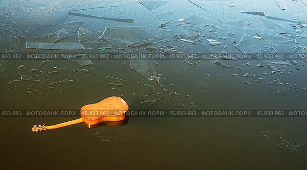 Гитара в воде. Стоковое фото, фотограф Павел Просянов / Фотобанк Лори