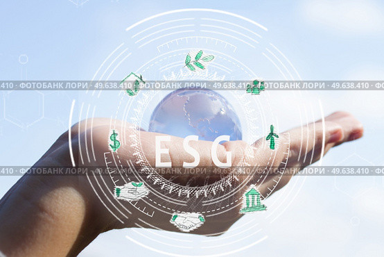 Glass globe in hand on sky background concept for social and governance. ESG diagram on natural background, sustainable organizational development of environment, society and corporate governance. concept for environment. Стоковое фото, агентство Ingram Publishing / Фотобанк Лори