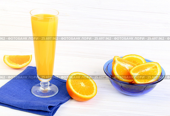 Glass of orange juice  on a light wooden background. Стоковое фото, фотограф Феликс Хромых / Фотобанк Лори