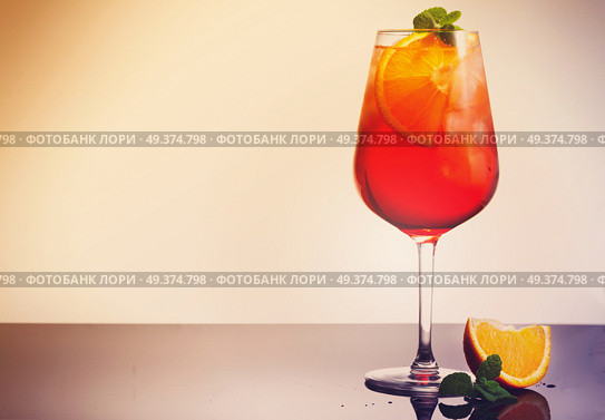 Glass of spritz coctail on table with copy space, retro toned. Glass of spritz. Стоковое фото, агентство Ingram Publishing / Фотобанк Лори