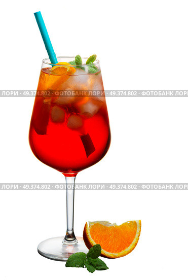 Glass of spritz long drink coctail isolated on white background. Glass of spritz. Стоковое фото, агентство Ingram Publishing / Фотобанк Лори