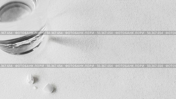 glass water with broken white pill. Стоковое фото, агентство Ingram Publishing / Фотобанк Лори