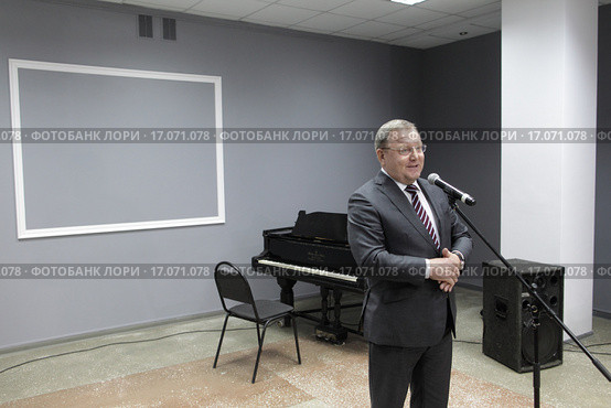 Глава города Евгений Иванович Жирков  в Балашихинской Картинной галерее (2015 год). Редакционное фото, фотограф Дмитрий Неумоин / Фотобанк Лори