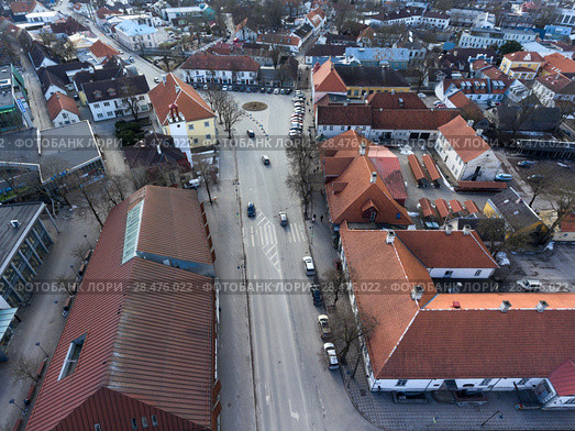 Главная центральная улица Tallinna упирается в площадь в историческом центре города. Курессааре, остров Сааремаа, Эстония (2018 год). Стоковое фото, фотограф Кекяляйнен Андрей / Фотобанк Лори