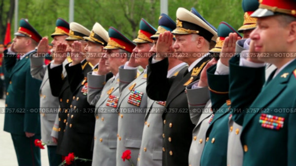 Главнокомандующие ветераны на церемонии возложения венка на могилу неизвестного солдата на празднике Победы Unknown Soldiers grave (2011 год). Редакционное видео, видеограф Losevsky Pavel / Фотобанк Лори