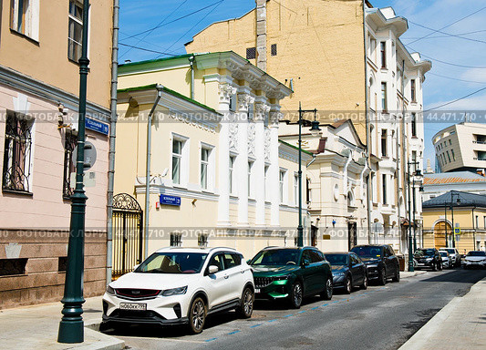 Главный дом городской усадьбы Е. П. Мочаловой - В. Г. Малича. Вспольный переулок, 21. Москва. Россия (2024 год). Редакционное фото, фотограф E. O. / Фотобанк Лори