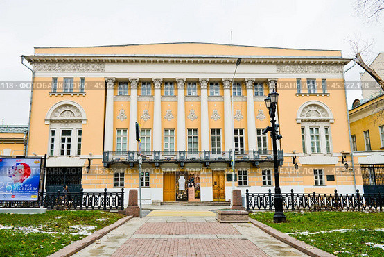 Главный дом городской усадьбы Луниных. Государственный музей искусства народов Востока (Музей восточных культур, Музей Востока). Никитский бульвар, 12А. Пасмурный день. Поздняя осень. Москва. Редакционное фото, фотограф E. O. / Фотобанк Лори