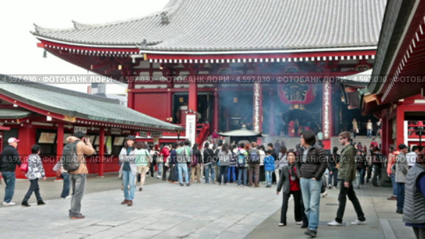 Главный храм Senso-ji temple с большим красным фонарем и урной для сжигания посередине двора, Asakusa, Токио, Япония (2013 год). Редакционное видео, видеограф Кекяляйнен Андрей / Фотобанк Лори