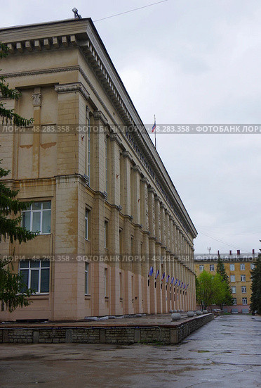 Главный учебный корпус Магнитогорского государственного технического университета им. Г. И. Носова. Челябинская область, город Магнитогорск, проспект Ленина, 38. Редакционное фото, фотограф Алексей Иванов / Фотобанк Лори