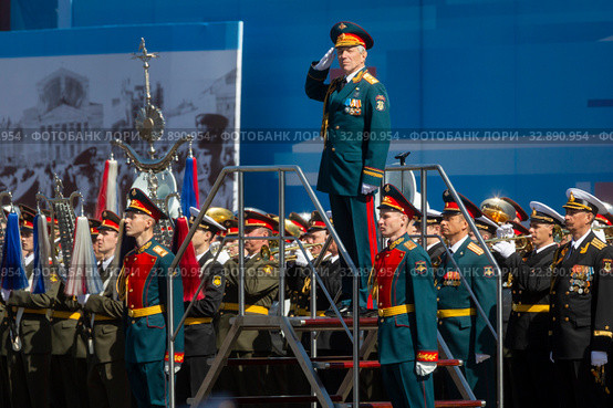 Главный военный дирижер России Валерий Халилов (в центре) на во время выступления Сводного оркестра Министерства обороны РФ во время военного парада в честь 70-й годовщины Победы в Великой Отечественной войне на Красной площади города Москвы (2015 год). Редакционное фото, фотограф Николай Винокуров / Фотобанк Лори