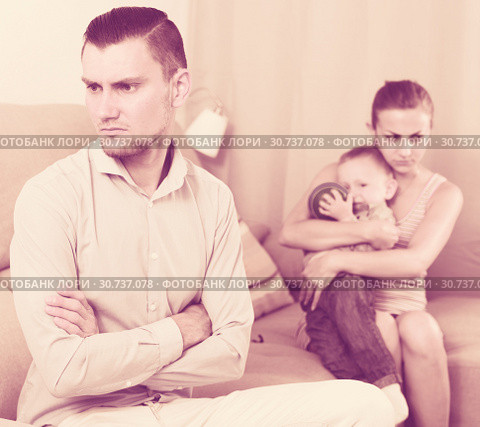 gloomy man and woman with crying son quarreled. Стоковое фото, фотограф Яков Филимонов / Фотобанк Лори
